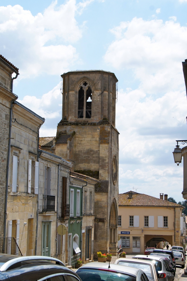 Le clocher de l'église Notre-Dame, en ardoise, est détruit en 1837 par un incendie ; reconstruit en pierre, il est foudroyé en 1187, puis supprimé.. - Sauveterre-de-Guyenne