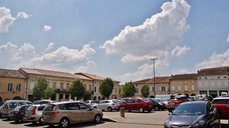 Place aux Arcades - Sauveterre-de-Guyenne