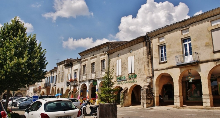 Place aux Arcades - Sauveterre-de-Guyenne