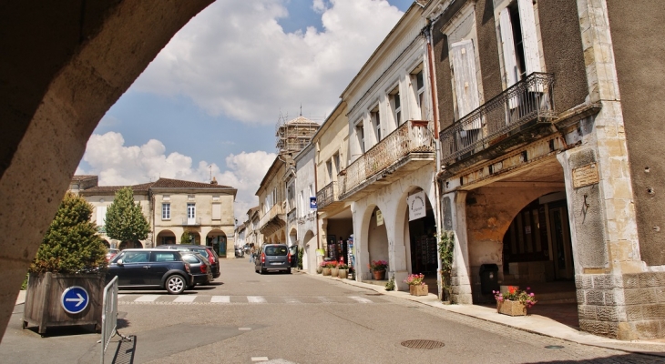 Place aux Arcades - Sauveterre-de-Guyenne