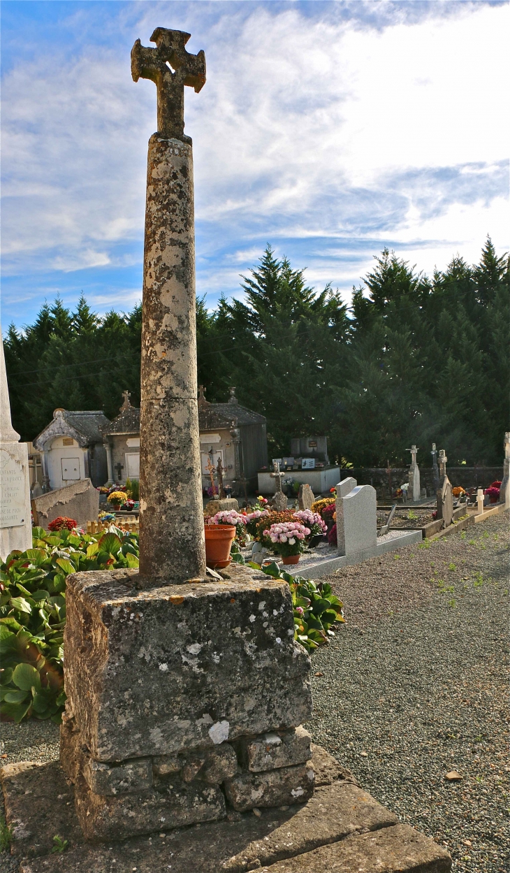 Croixde cimetiere. le Puch - Sauveterre-de-Guyenne