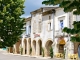 Photo suivante de Sauveterre-de-Guyenne La place centrale carrée, dite place de la République, caractéristique d'une bastide est bordée d'arcades.