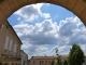 Photo suivante de Sauveterre-de-Guyenne Vue des arcades de la place centrale.