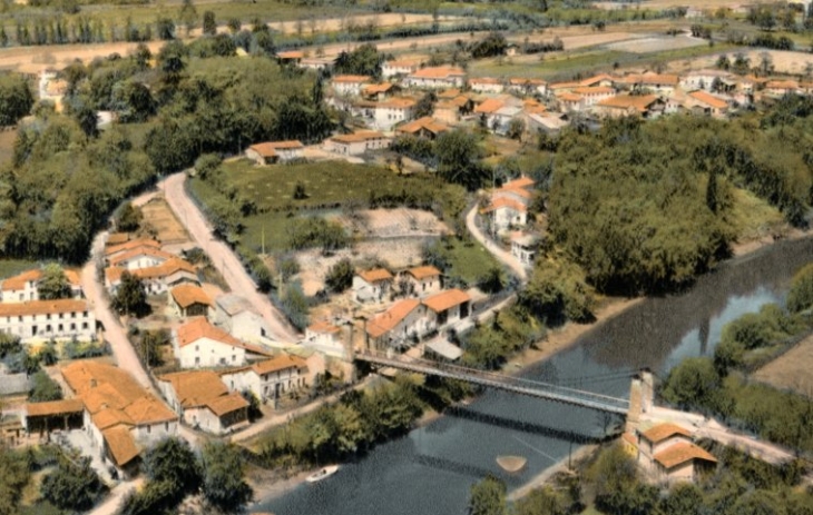 Bourg, port, chateau médiéval, l'Isle et le vieux pont - Savignac-de-l'Isle