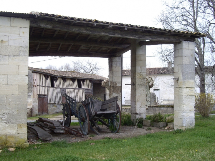 Anciennes dépendances de ferme au lieu-dit Pichot. - Savignac-de-l'Isle