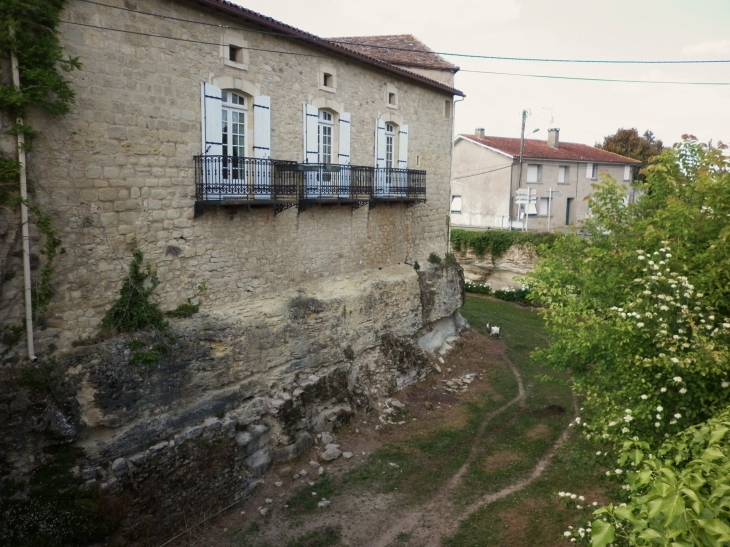 Château fort de Taillcavat et ses fossés creusés dans le roc. - Taillecavat