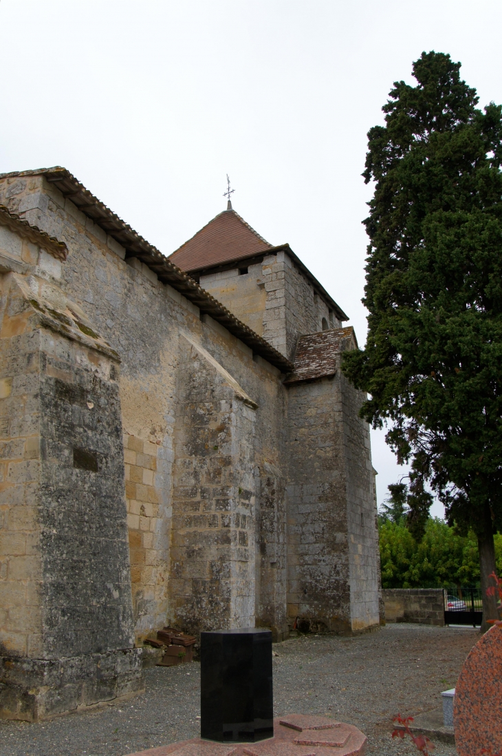 Façade latérale nord de l'église Notre Dame. - Tayac