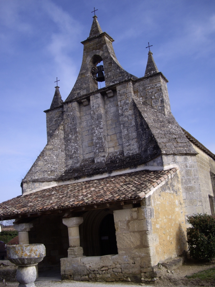 Tizac-de-Curton Le porche de l'église et son clocher-mur.