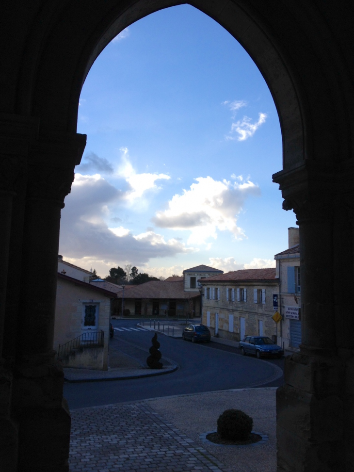 Le centre ville depuis le porche de l'église. - Tresses