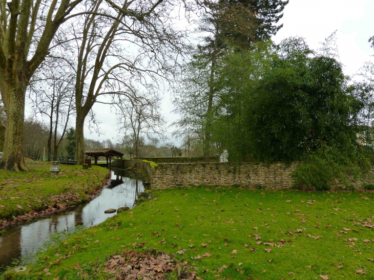 Le Ruisseau de Taris près de la Collégiale - Uzeste