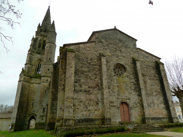 La Collégiale Notre-Dame, style gothique du XIII° avec murs gouttereaux romans. - Uzeste