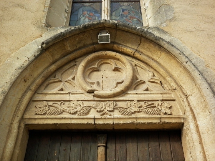 Le portail de l'église. - Vayres