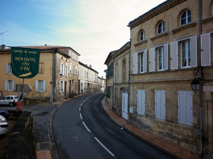 La rue principale de Vayres.