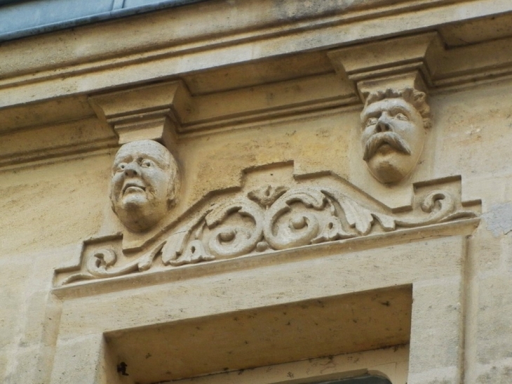 Mascarons en façade d'une maison ancienne à St Pardon. - Vayres