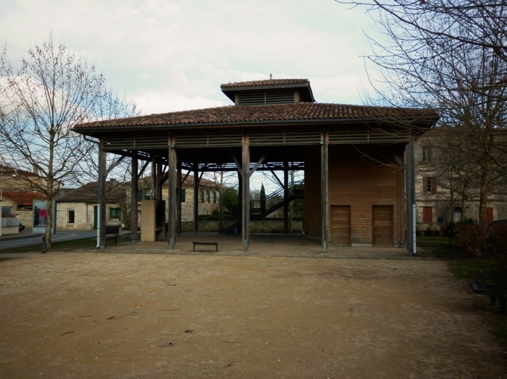 La halle de St Pardon. - Vayres