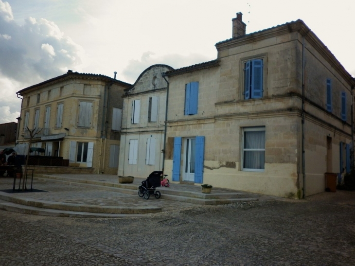 Maisons anciennes sur le quai de St Pardon. - Vayres