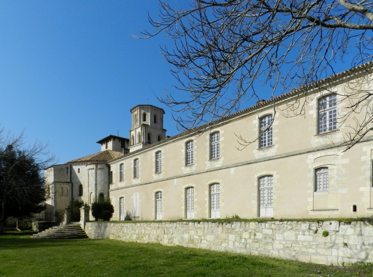 Abbaye et Abbatiale de Vertheuil