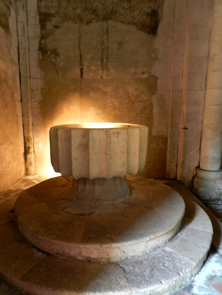 Fonts baptismaux de l'abbatiale Saint-Pierre de Vertheuil