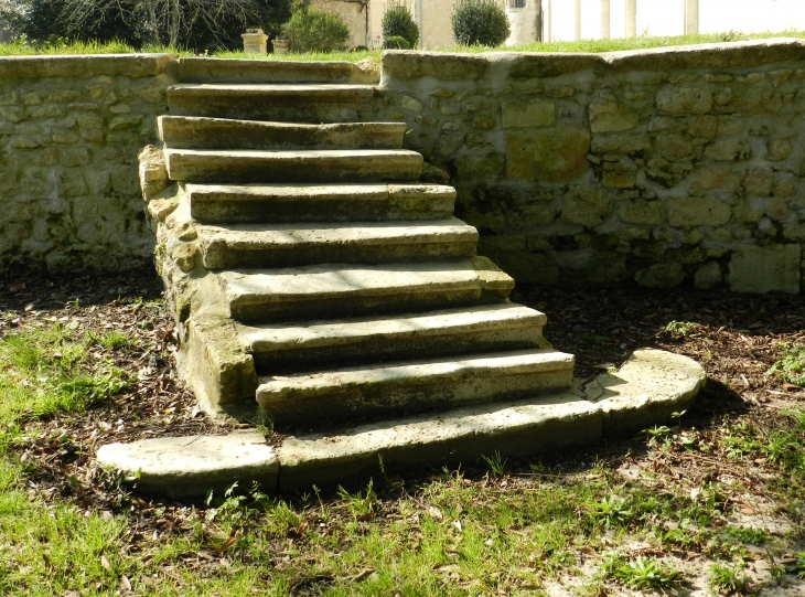 Vieil escalier à l'abbatiale de Vertheuil