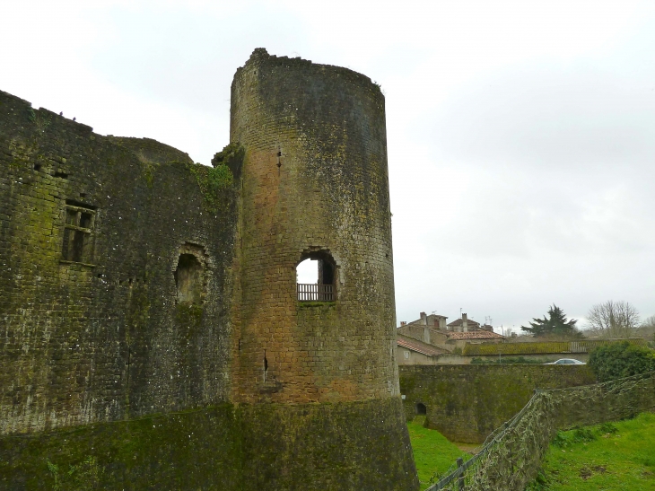 Le Château, tour Sud-Ouest - Villandraut