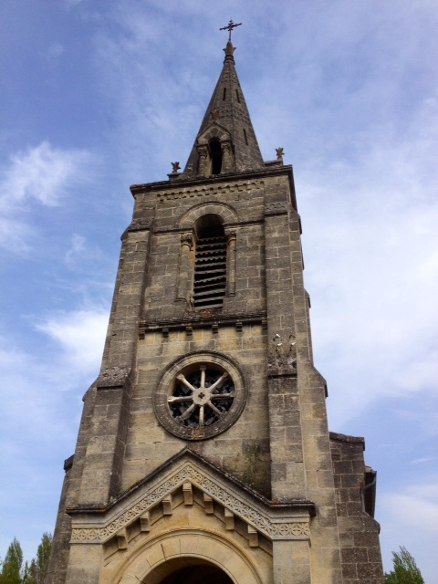 Le clocher de l'église Saint Genès. - Virsac