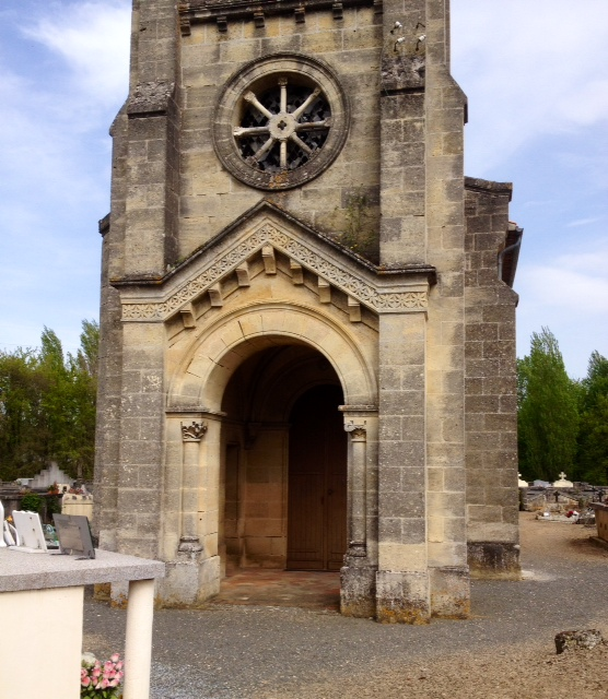 Le portail de l'église. - Virsac