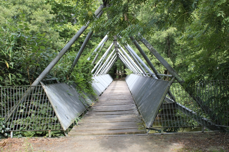 CHARMANT PETIT PONT TRAVERSANT LE LUY - Amou