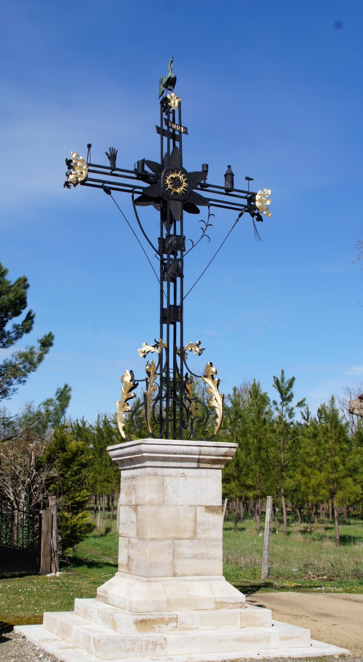 Le très belle croix de la Passion qui se dresse à l'extérieur, en face de l'entrée de l'église Saint_martin. - Arx