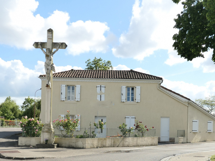 Le calvaire devant la maison - Aubagnan