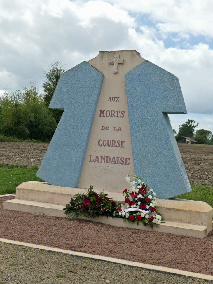 Le monument aux victimes de la course landaise - Bascons