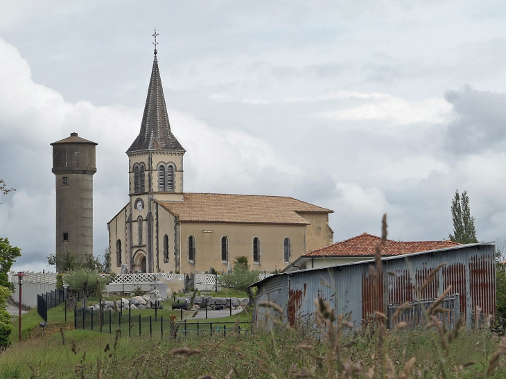 L'église dans son environnement... - Castaignos-Souslens