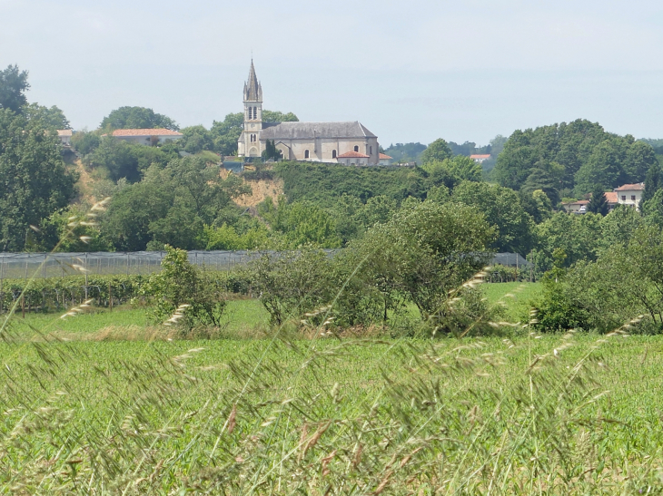 Vue sur l'église perchée - Cauneille