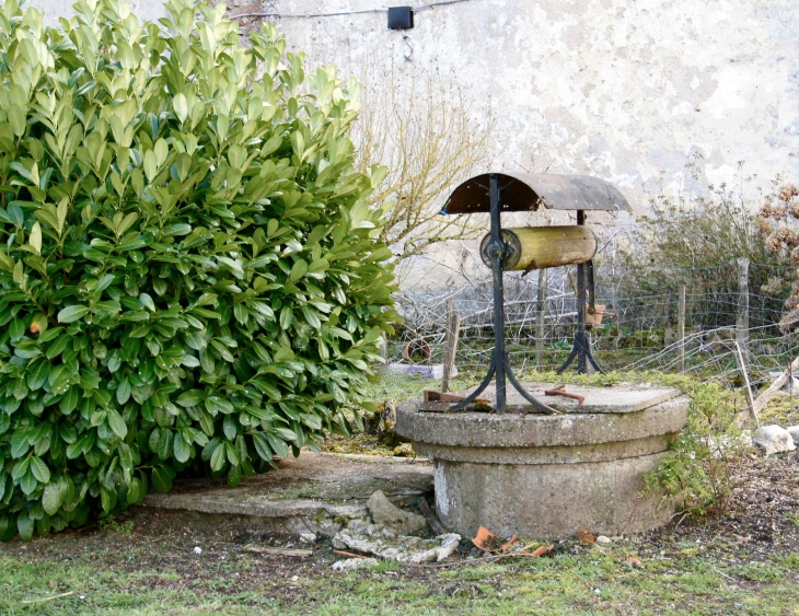 Le puits près de l'église Saint-Jean-Baptiste d'Escalans.