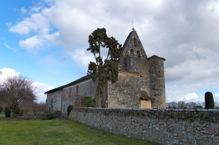 Eglise Saint-Jean-Baptiste - Il faut passer dans le cimetière qui l'entoure  à l'ouest et au sud,pour la découvrir. - Escalans