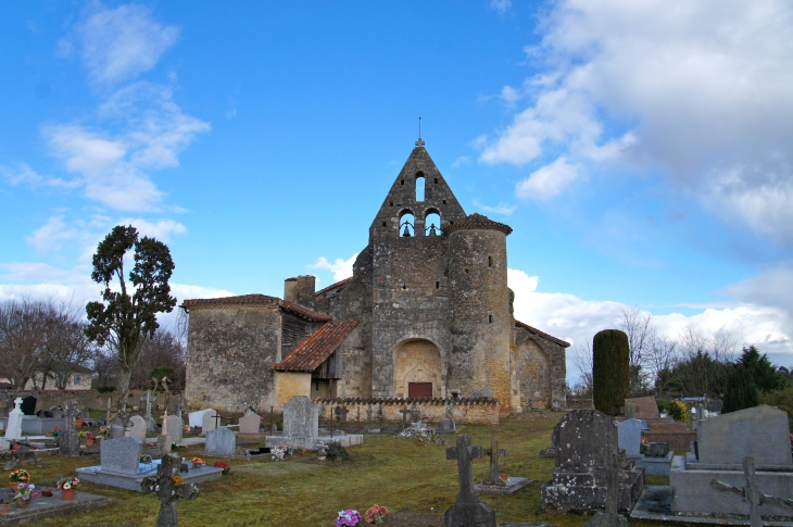 L'église Saint-Jean-Baptiste est une des rares églises romanes, et sans doute aussi l'une des plus intéressantes, du Gabardan. - Escalans