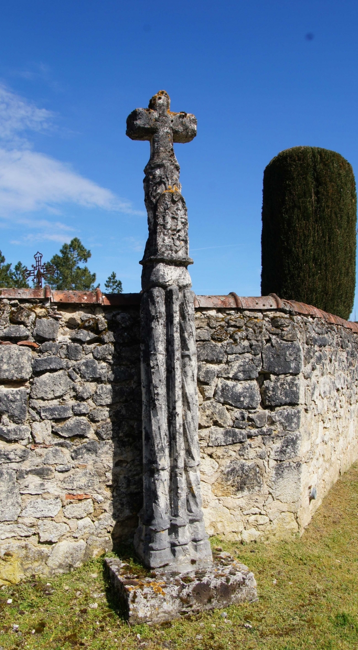 Escalans-Sainte-Meille. À l'angle du cimetière, une croix gothique se dresse à la croisée de trois routes. Portée par un fût de colonne légèrement torsadé.