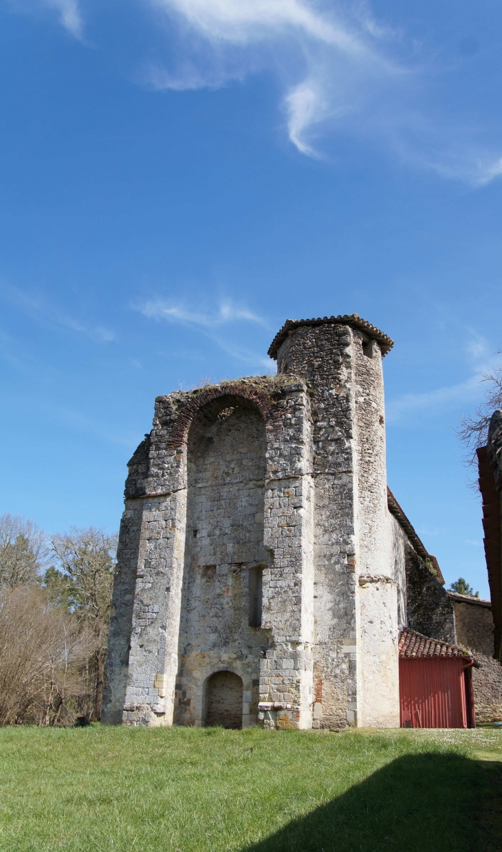 Façade occidentale de l'église Sainte-Meille. Edifice construit dans le style gothique. - Escalans