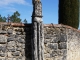 Photo suivante de Escalans Escalans-Sainte-Meille. À l'angle du cimetière, une croix gothique se dresse à la croisée de trois routes. Portée par un fût de colonne légèrement torsadé.