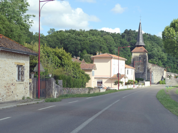 Vers l'église - Eyres-Moncube