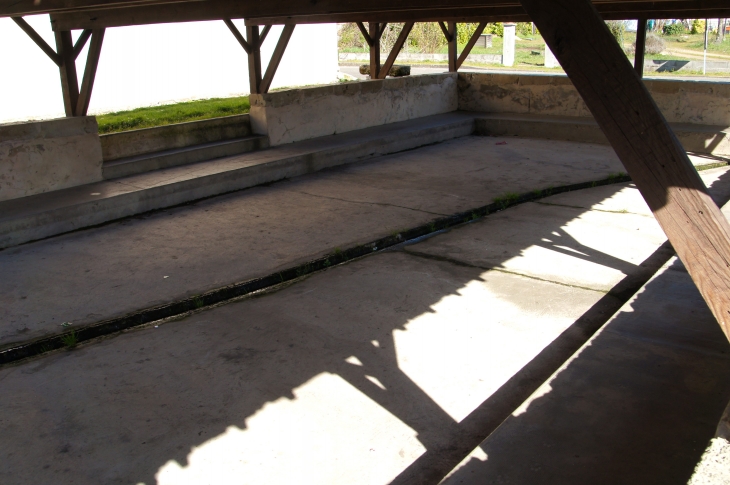 Le lavoir, place de la fontaine. - Gabarret