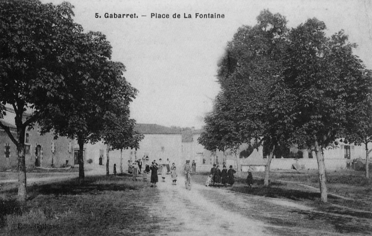 Début XXe siècle, place de la fontaine (carte postale ancienne). - Gabarret