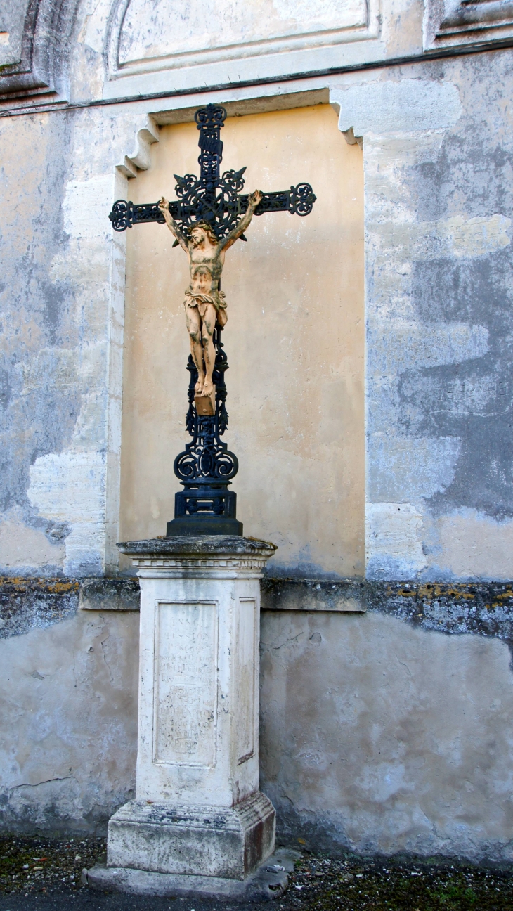 Croix du Christ contre le mur de l'église Saint-Luperc. - Gabarret