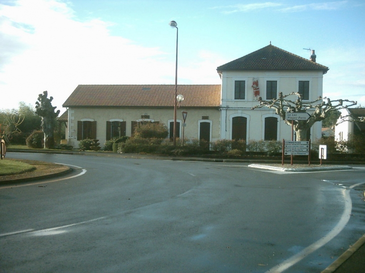 La mairie et l'école - Gastes