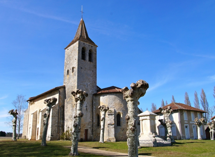 Eglise Notre-Dame du XIIIe siècle avec son clocher fortifié. - Herré