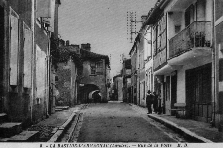 Rue de la Poste, vers 1930 (carte postale ancienne). - Labastide-d'Armagnac