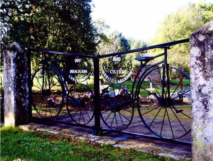 Portail de l'Eglise Notre-Dame des Cyclistes. - Labastide-d'Armagnac