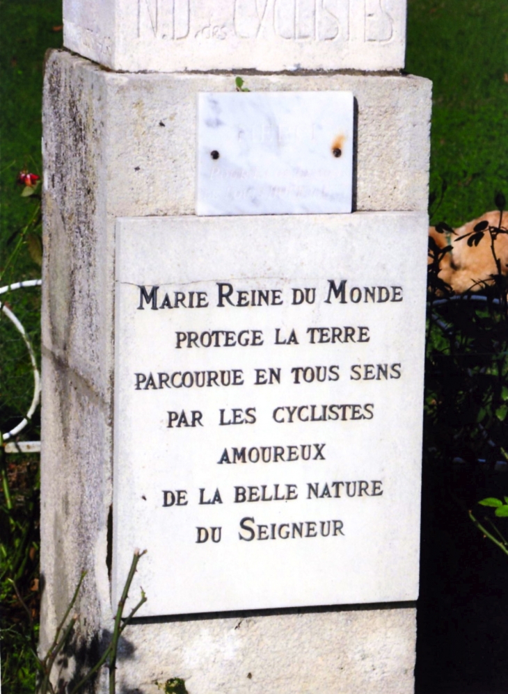 Sur le socle de la statue de la Vierge. Eglise Notre-Dame des Cyclistes. - Labastide-d'Armagnac