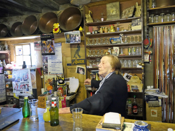 Colette Tortoré 87 ans derrière son bar - Labastide-d'Armagnac