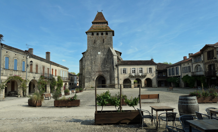 Place Royale: l'église et la mairie - Labastide-d'Armagnac