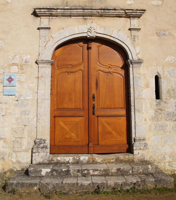 Portail de l'église Saint-Pierre. - Lagrange